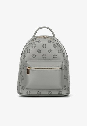 Sac à dos en simili cuir gris avec des motifs en relief, de forme arrondie, doté d'une poignée sur le dessus et d'une poche zippée à l'avant avec des garnitures en métal doré.