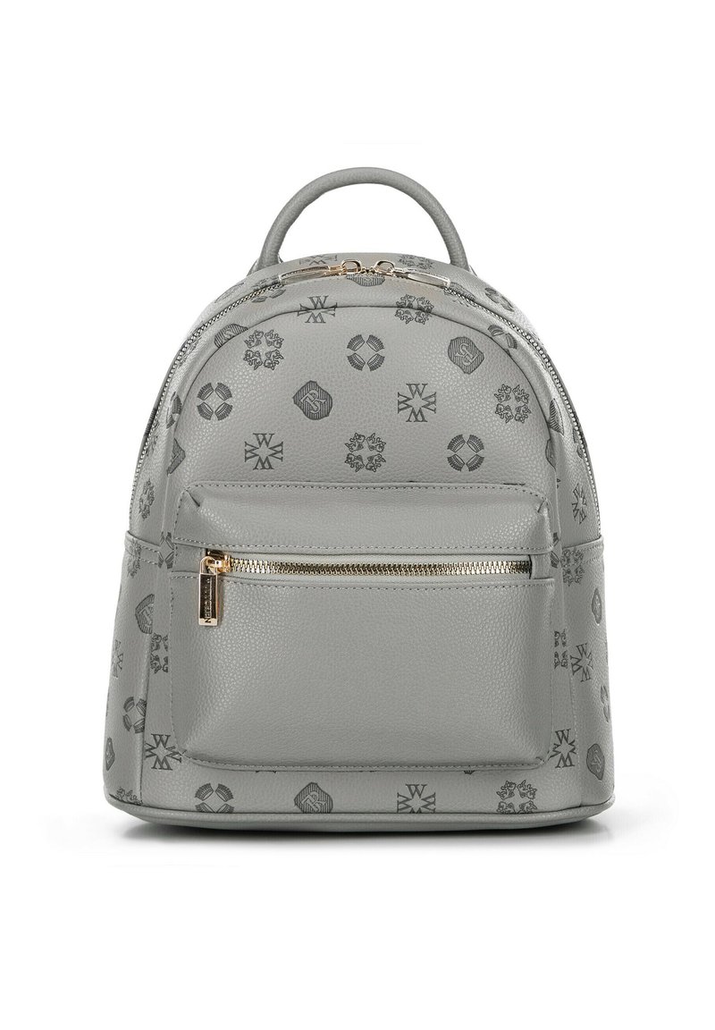 Sac à dos en simili cuir gris avec des motifs en relief, de forme arrondie, doté d'une poignée sur le dessus et d'une poche zippée à l'avant avec des garnitures en métal doré.