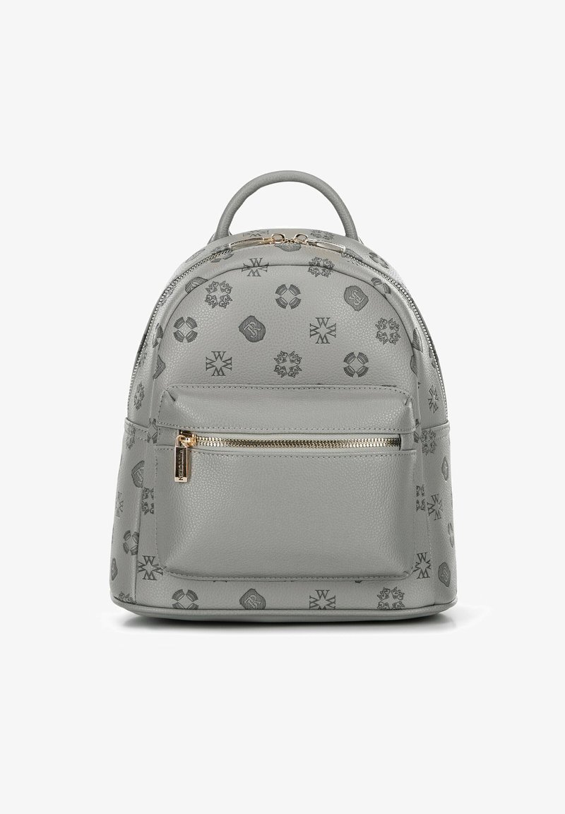 Mochila de imitación cuero gris con diseños en relieve, forma redondeada, asa superior y un bolsillo frontal con cremallera y herrajes en tono dorado.