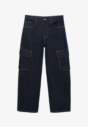 Temno modre kavbojke s cargo žepi spredaj, zapiranjem na gumbe in velikimi poklopnimi žepi na vsakem stegnu.