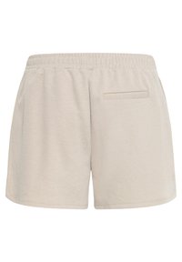 Shorts décontractés beige avec ceinture élastique, une poche arrière passepoilée et des poches latérales, en tissu texturé.