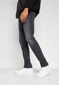 Tommy Jeans SCANTON SLIM - Prigludę džinsai - denim black