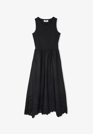 Abito nero senza maniche con corpetto aderente, gonna fluida e complessa ricamo floreale lungo l'orlo. Realizzato in tessuto morbido e leggero.