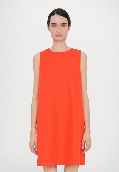 Robe A-line sans manches en tissu orange vif, dotée d'un col rond et d'un design épuré et minimal avec des fentes latérales.