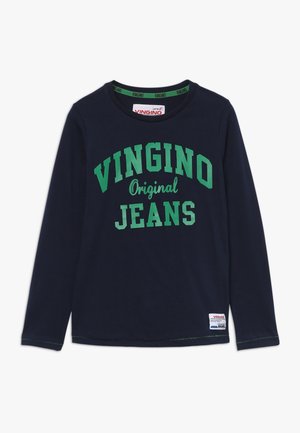 Granatowa koszula z długim rękawem z zielonym napisem "VINGINO Original JEANS" z przodu oraz małą białą metką marki przy dole.