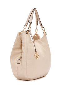 Bolso de cuero crema para el hombro con detalles en cadena dorada, doble asa, bolsillo lateral con cremallera y adorno decorativo dorado colgando de una delgada correa de cuero.