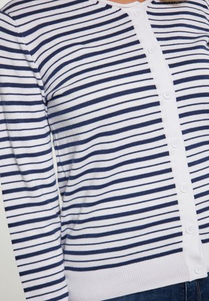 Gestreifter Cardigan in Weiß und Marineblau; gestricktes Material mit einer Knopfleiste und rundem Ausschnitt. Verfügt über lange Ärmel und gerippte Bündchen.