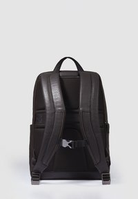 Zwarte leren rugzak met gevoerde mesh-achterkant, verstelbare banden en een gespsluiting aan de voorkant. Heeft een strak, gestructureerd ontwerp.