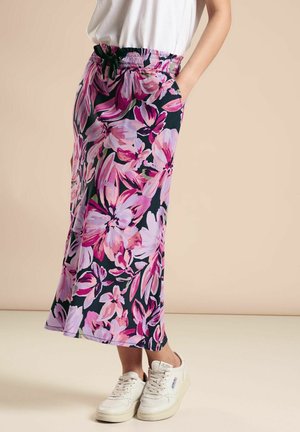 Maxikleid mit floralen Mustern in lebhaften Rosa- und Lilatönen auf einem marineblauen Hintergrund, mit einem elastischen Taillenbund und seitlichen Taschen.