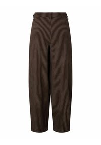 Pantalon marron à jambes larges avec des fines rayures blanches verticales et une ceinture avec passants, vu de dos sur fond blanc.