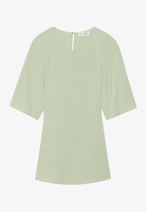 Lyse grønn topp med en jevn tekstur, brede halve ermer, rund hals og nøkkelhullsstenging bak. Enkel og minimalistisk design.