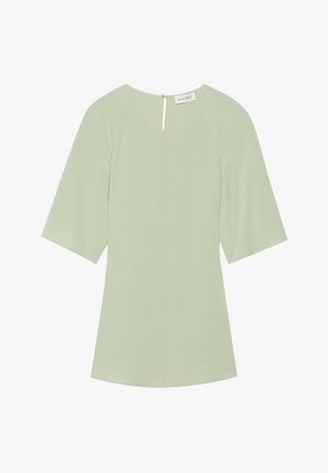 Svetlo zelena majica z gladko teksturo, širokimi polovičnimi rokavi, okroglo izrezom in zanko za zapiranje na hrbtni strani. Preprost in minimalističen dizajn.