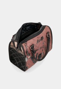 Borsa a tracolla trapuntata di colore rosa con accenti neri, chiusura a zip e manici doppi. Presenta scritte decorative e un charm metallico. Il tessuto interno è a fantasia.