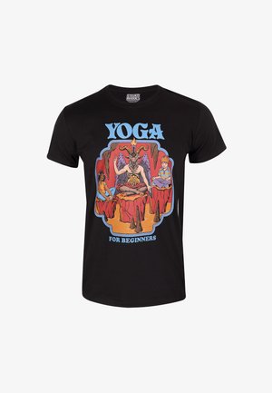 T-shirt nera in cotone con una stampa grafica colorata che raffigura una figura di capra e due bambini con la scritta "YOGA PER PRINCIPIANTI".