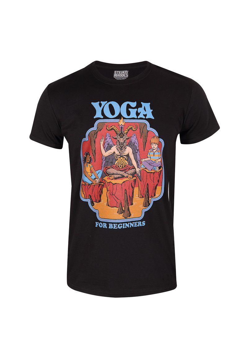 Camiseta de algodón negra con estampado gráfico colorido que muestra la figura de una cabra y dos niños con el texto "YOGA PARA PRINCIPIANTES."