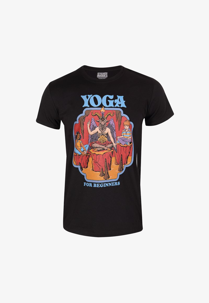 Camiseta de algodón negra con estampado gráfico colorido que muestra la figura de una cabra y dos niños con el texto "YOGA PARA PRINCIPIANTES."