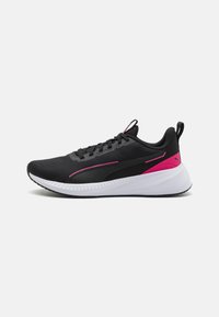 Zapatilla deportiva negra con parte superior de malla, acentos rosas, una mediasuela blanca y una suela de goma texturizada. Diseñada para comodidad y soporte.