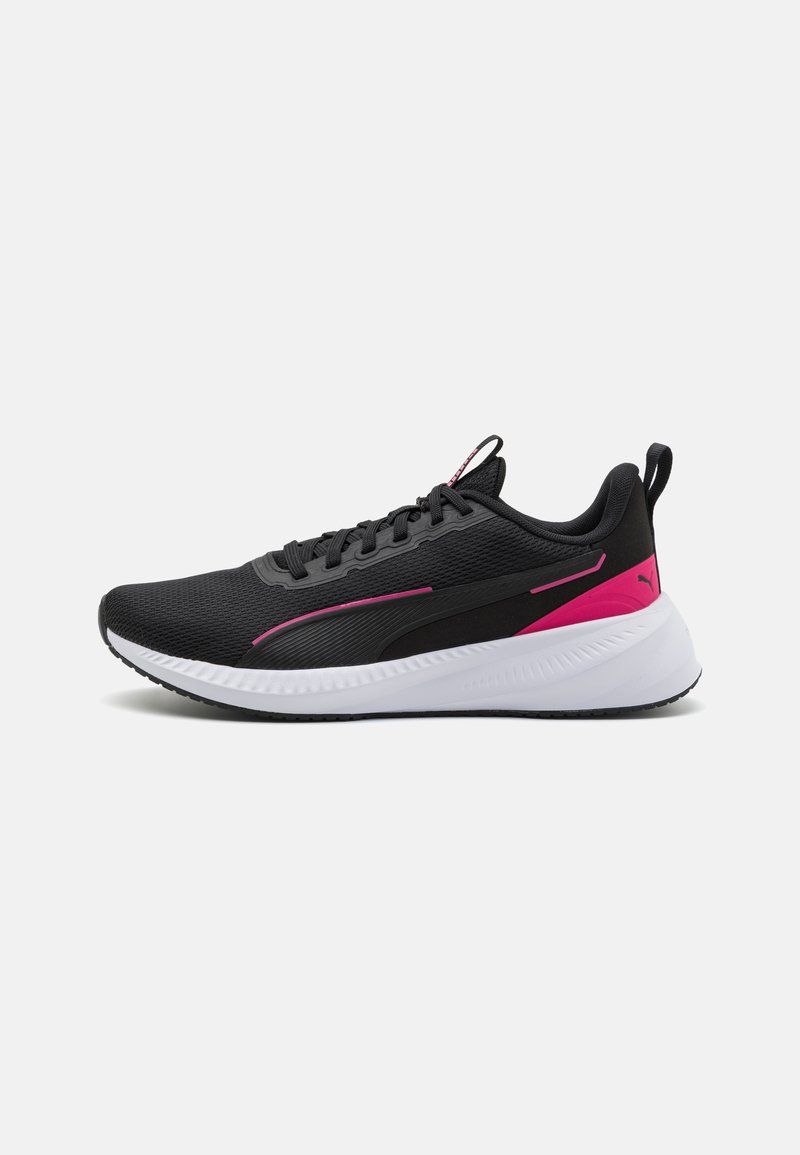 Zapatilla deportiva negra con parte superior de malla, acentos rosas, una mediasuela blanca y una suela de goma texturizada. Diseñada para comodidad y soporte.
