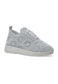 Grå snøre-sneakers med strukturerede spiraler på overdelen, blød stof og en gummisål med et subtilt bølget mønster samt en bageste trækflap.