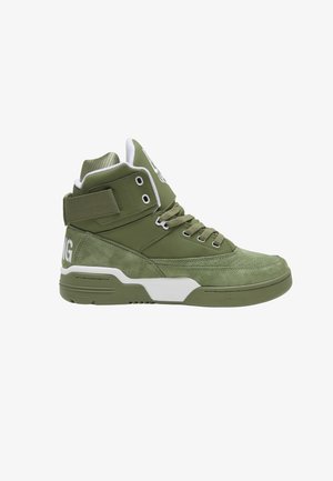 Hoge olijfgroene sneaker met veters, enkelbandje, witte accenten en een getextureerde zool gezien vanaf de zijkant.