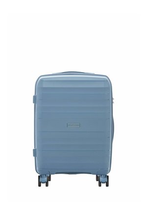 Jasnoniebieska walizka twarda z czterema wielokierunkowymi kółkami oraz centralną etykietą marki na przednim panelu.