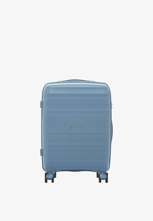 Jasnoniebieska walizka twarda z czterema wielokierunkowymi kółkami oraz centralną etykietą marki na przednim panelu.