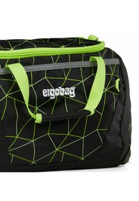 Borsa nera con motivo geometrico verde, dotata di chiusura con cerniera, manici verdi e logo ricamato su un pannello frontale.