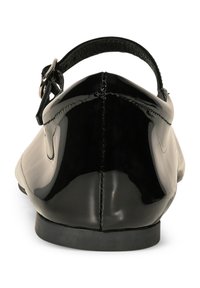 Ballerine in vernice nera con punta affusolata, cinturino sul retro e texture liscia e lucida. Presentano un'unica accentatura in metallo a forma di fibbia.