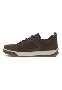 Sneaker marrone con superficie testurizzata, cuciture tono su tono e suola bianca a contrasto. Presenta lacci e un colletto imbottito per il comfort.
