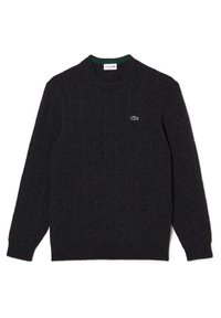 Mörkgrå kabelstickad tröja med långa ärmar och en liten grön krokodil-logotyp på vänster bröst.