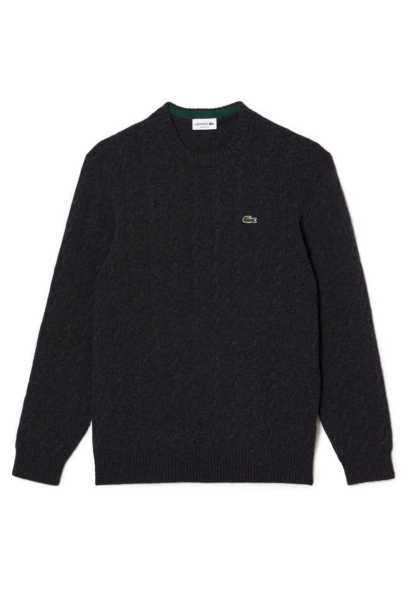 Mörkgrå kabelstickad tröja med långa ärmar och en liten grön krokodil-logotyp på vänster bröst.