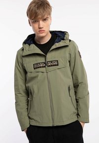 Olijfgroene hoodie-jack gemaakt van lichtgewicht stof; voorzien van ritszakken en logopatches op de borst en mouw.