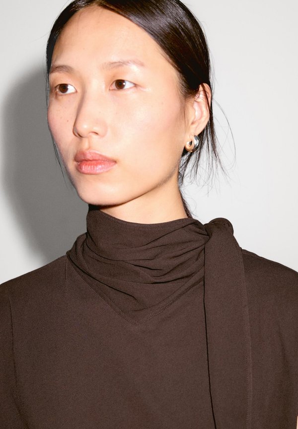 WITH TIED NECK DETAIL - Basic T-shirt2