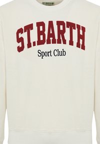 Felpa bianca con "ST. BARTH" in lettere rosse bold e "Sport Club" in nero, caratterizzata da un colletto rotondo e polsini a costine.