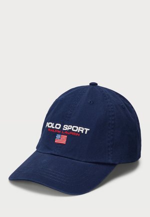 Mornarsko plava pamučna kapa s zakrivljenim vizirjem. Sadrži višebojno izvezeno "POLO SPORT" i "RALPH LAUREN" u bijeloj i crvenoj boji, uz malu američku zastavu.