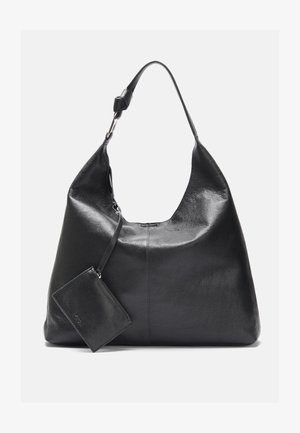 Zwarte leren hobo-tas met een gladde textuur, gebogen vorm en een afneembare ritszak die met een leren strap is bevestigd.