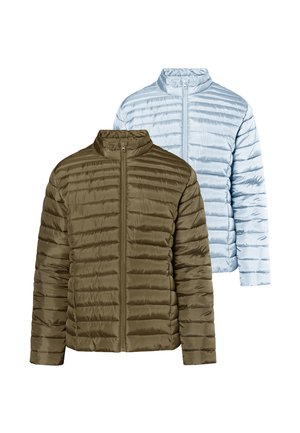 Deux vestes matelassées légères avec col montant et fermetures éclair devant, l’une vert olive et l’autre bleu clair.
