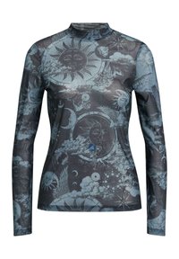 Långärmad top i genomskinligt tyg med ett kosmiskt mönster av solar, månar och moln i nyanser av mörkgrått och ljusblått.