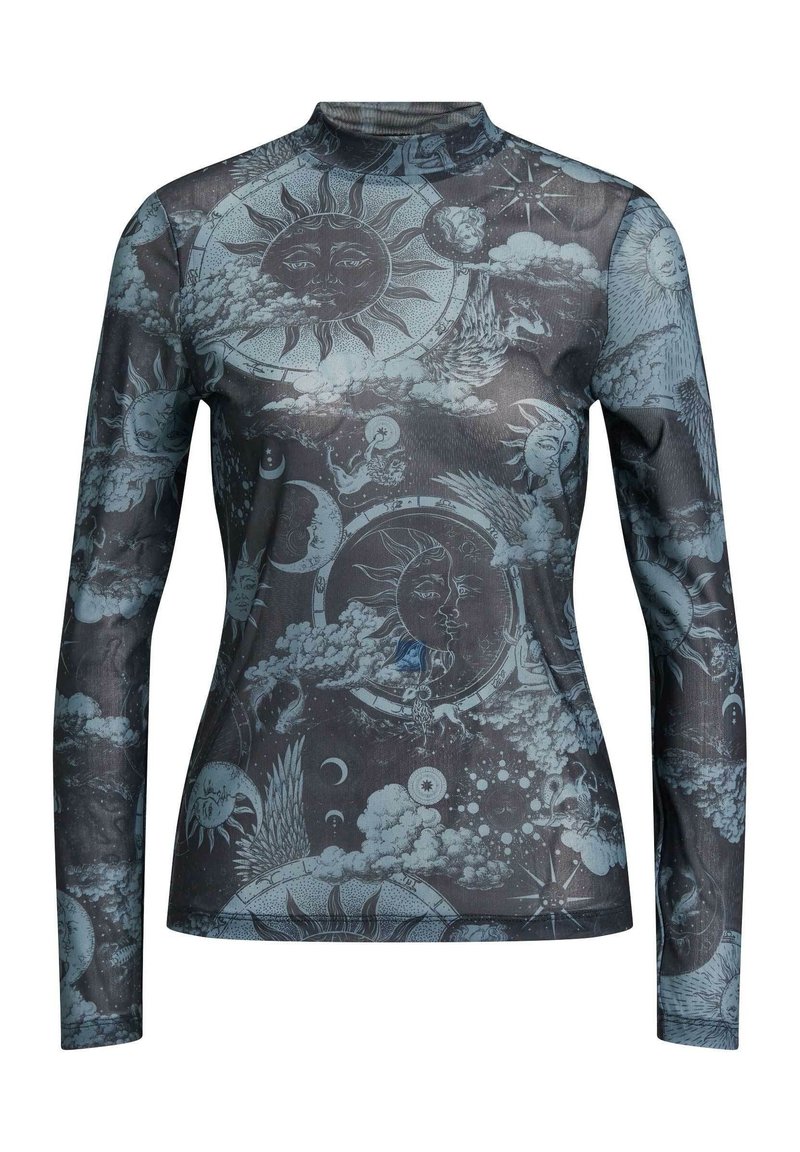 Långärmad top i genomskinligt tyg med ett kosmiskt mönster av solar, månar och moln i nyanser av mörkgrått och ljusblått.