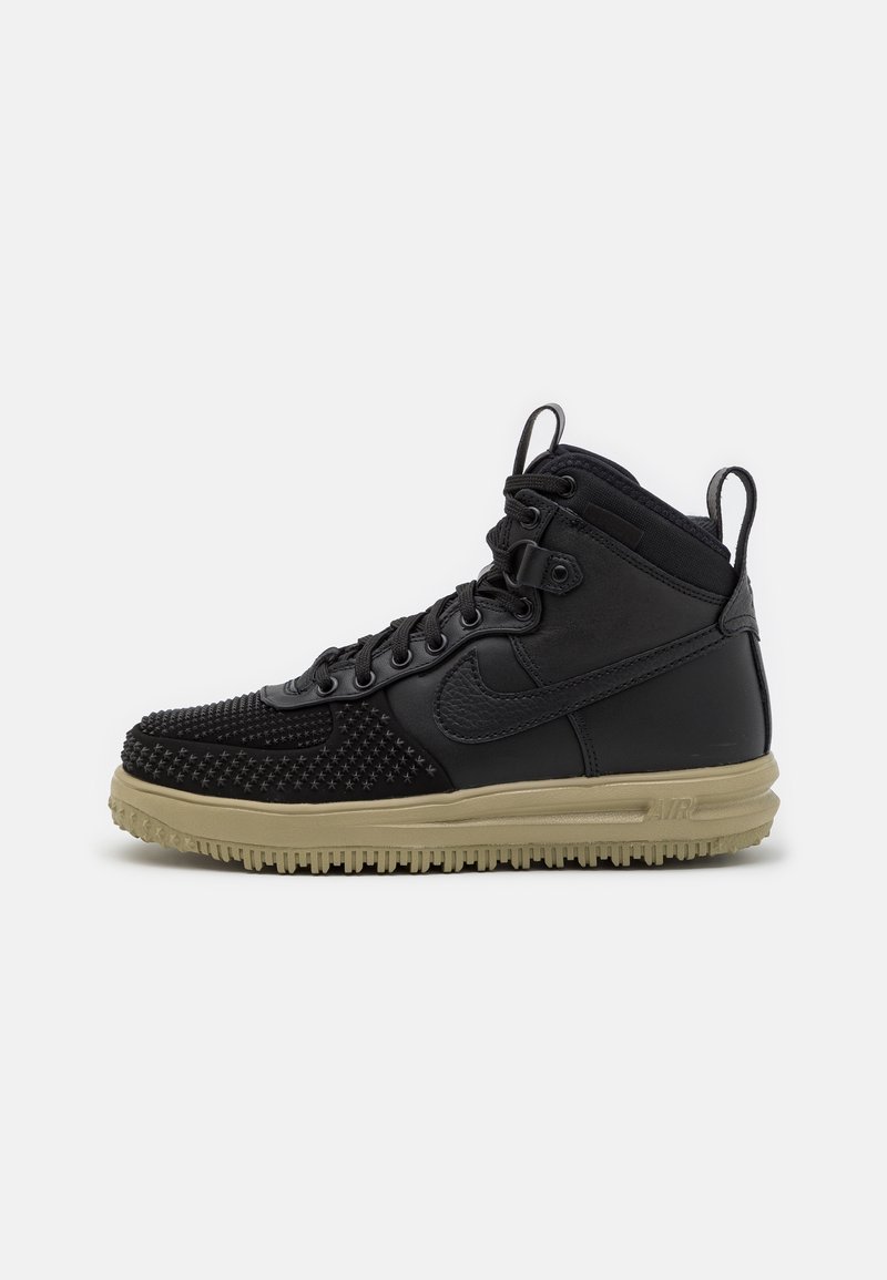 Baskets montantes noires en cuir texturé avec des accents cloutés, dotées d'une semelle en gomme durable et d'un design à lacets.