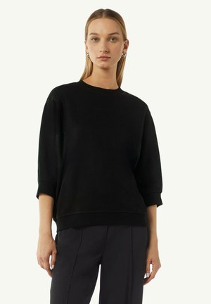 - Bluza