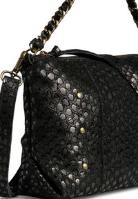 Sac en cuir noir texturé avec un design à grains, des accents dorés, une fermeture éclair et une bandoulière en chaîne tressée.