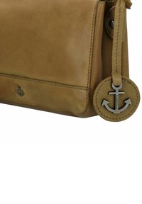 Borsa a tracolla in pelle marrone con una texture liscia, caratterizzata da un portachiavi rotondo con un design ad ancora e dettagli cuciti alla base.