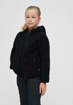 Schwarze Fleecejacke mit Kapuze, ausgestattet mit einem Reißverschluss, zwei Fronttaschen und strukturiertem Stoff. Getragen über schwarzen Cargo-Hosen.