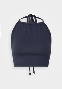 Haut court à col halter bleu marine en tissu doux, avec des attaches réglables au cou et une taille cintrée pour un look ajusté.