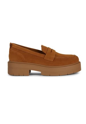 Braune Wildleder-Slipper mit abgerundetem Zehenbereich, auffälliger Naht und einer dicken Gummisohle mit Profilrillen für besseren Halt. Kein sichtbares Zubehör.