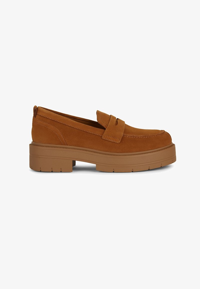 Mocassins en daim marron avec un bout arrondi, une couture apparente et une semelle en caoutchouc épaisse avec des rainures pour la traction. Aucun élément métallique visible.