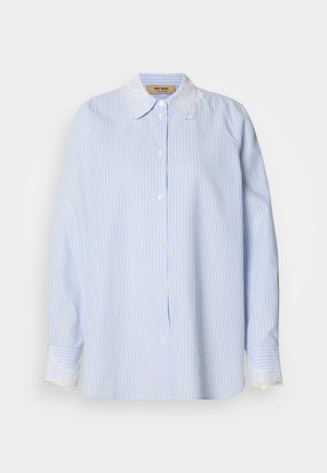 Μπλε και λευκή ριγέ μπλούζα με κολάρο και μανίκια με δαντέλα, διαθέτει κουμπιά μπροστά και μακριά μανίκια. Μαλακή, λείων υφή.