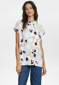 Camicia a maniche corte con bottoni, caratterizzata da un motivo astratto colorato con punti rosa, blu e neri su uno sfondo chiaro. Tessuto leggero.