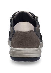 Hnědé a šedé tenisky vyrobené z nubuku a kůže. Mají zaoblenou špičku, polstrovaný lem a texturovanou podrážku s béžovým akcentem.